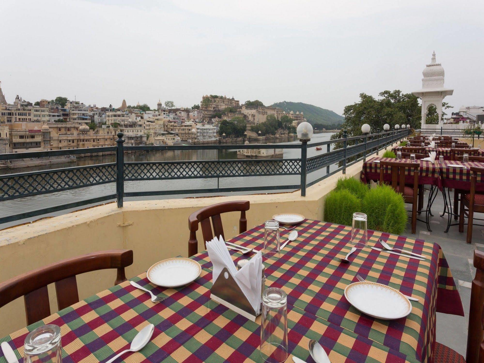 אודייפור Sarovar - Lake Facing Boutique Hotel On Lake Pichola מראה חיצוני תמונה